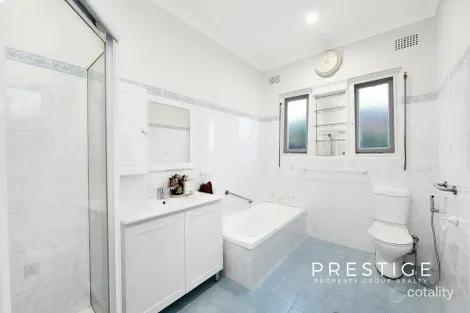 Property photo of 13 Gnarbo Avenue Carss Park NSW 2221