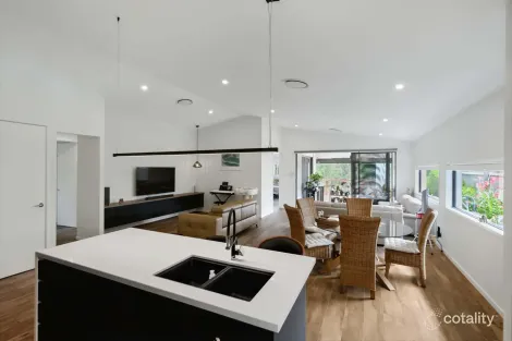 Property photo of 23 Greenview Circuit Arundel QLD 4214