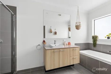 Property photo of 18 Snedden Street Armstrong Creek VIC 3217