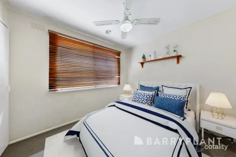 Property photo of 4 Selsey Court St Albans VIC 3021