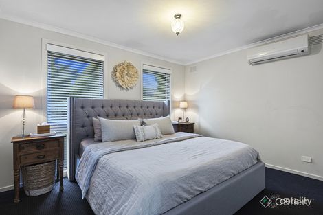 Property photo of 10 Newmill Close Endeavour Hills VIC 3802