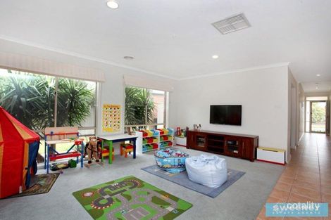 Property photo of 18 Broadhurst Way Caroline Springs VIC 3023