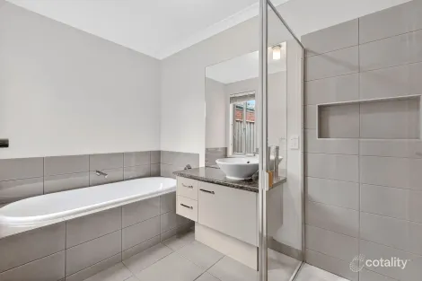 Property photo of 13 Ellaroo Circuit Clyde North VIC 3978