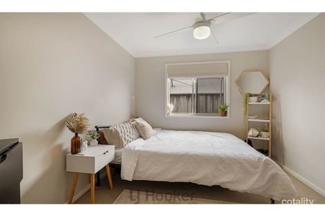 Property photo of 31 Harmony Crescent Mount Hutton NSW 2290