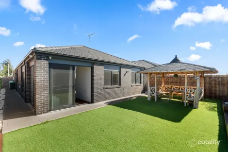 Property photo of 33 Squadron Road Point Cook VIC 3030