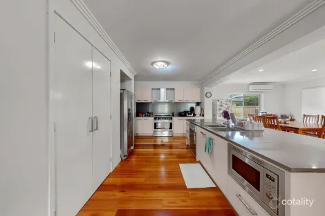 Property photo of 11 Mizen Place Holland Park West QLD 4121