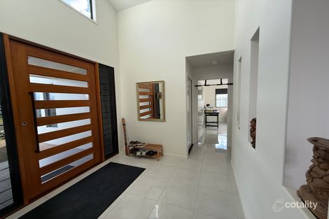 Property photo of 6 Wedgeleaf Place Ashfield QLD 4670