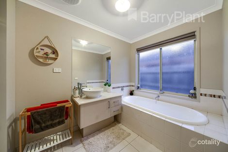 Property photo of 3 Oberon Place Drouin VIC 3818