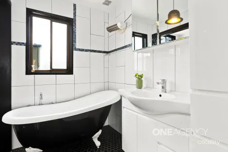 Property photo of 4 Barton Street Oak Flats NSW 2529