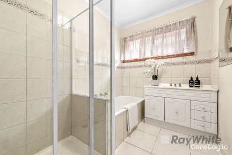 Property photo of 9 Bramwell Close Endeavour Hills VIC 3802