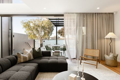 Property photo of 58 Parkside Circuit Hamilton QLD 4007