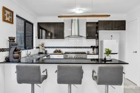 Property photo of 33 Chapman Place Oxley QLD 4075