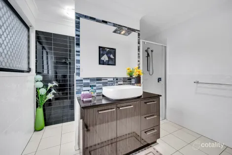 Property photo of 33 Chapman Place Oxley QLD 4075