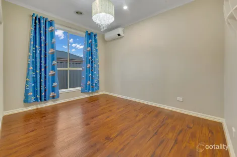 Property photo of 5 Hinchinbrook Close Caroline Springs VIC 3023