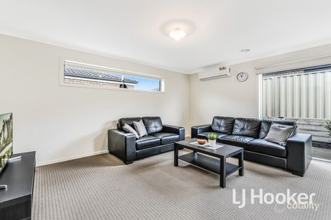 Property photo of 36 Renlik Circuit Cranbourne North VIC 3977