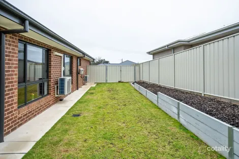 Property photo of 10 Jackeroo Circuit Thurgoona NSW 2640