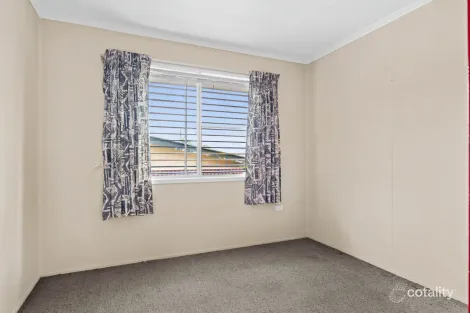 Property photo of 9 Dawn Parade Riverview QLD 4303