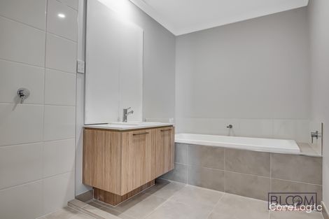 Property photo of 50 Dawley Circuit Werribee VIC 3030