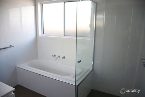 Property photo of 18 Barton Avenue Lloyd NSW 2650