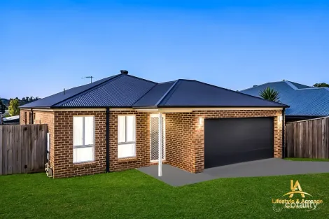 11 Chaucer Way, Drouin, VIC 3818