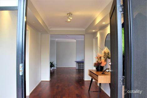 Property photo of 17 Lyndhurst Square Drouin VIC 3818