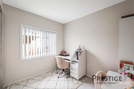 Property photo of 2 Jefferies Place Prairiewood NSW 2176