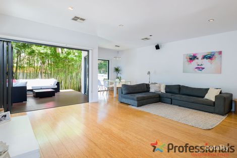 Property photo of 1/10 Rouen Avenue Paradise Point QLD 4216