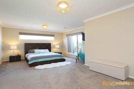 Property photo of 10 Fieldstone Crescent Cranbourne North VIC 3977