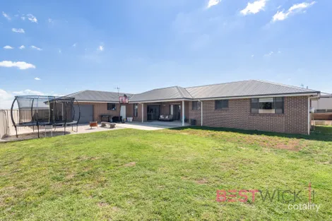 Property photo of 4 O'Farrell Place Kelso NSW 2795
