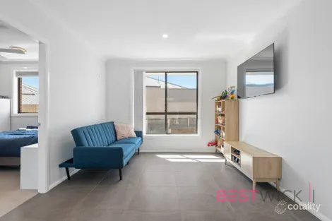 Property photo of 4 O'Farrell Place Kelso NSW 2795