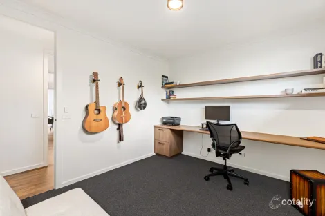 Property photo of 11 Gala Close Brown Hill VIC 3350