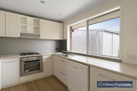 Property photo of 8 Douglas Court Cranbourne West VIC 3977