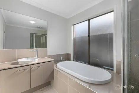 Property photo of 8 Silverbush Way Truganina VIC 3029