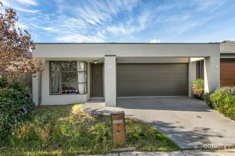Property photo of 8 Silverbush Way Truganina VIC 3029