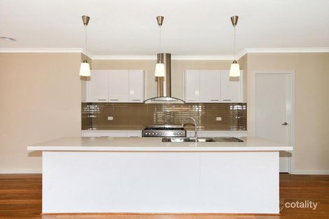 Property photo of 6 Kelmscott Close Roxburgh Park VIC 3064
