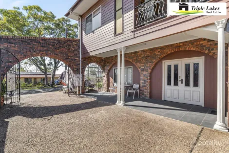 Property photo of 13 Yeramba Road Summerland Point NSW 2259