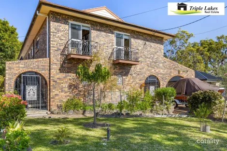 Property photo of 13 Yeramba Road Summerland Point NSW 2259