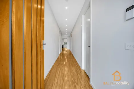 Property photo of 5 Acorn Close Mickleham VIC 3064