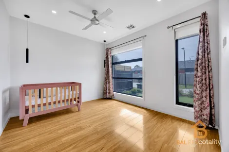 Property photo of 5 Acorn Close Mickleham VIC 3064