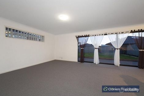 Property photo of 21 Mossman Drive Cranbourne East VIC 3977