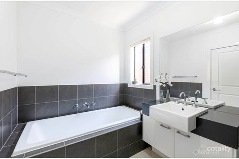 Property photo of 21 Ventasso Street Clyde North VIC 3978