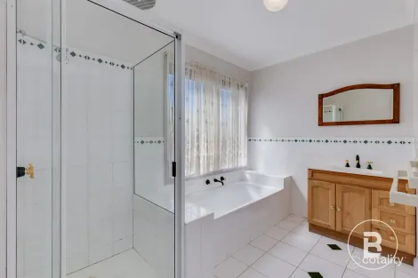 Property photo of 21 Derby Grove Flora Hill VIC 3550