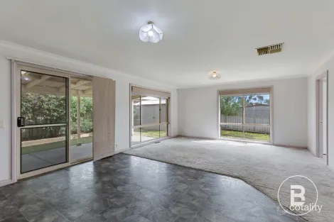 Property photo of 21 Derby Grove Flora Hill VIC 3550