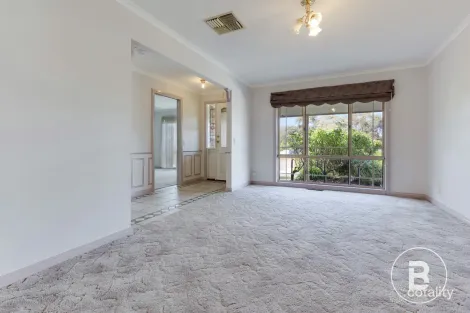 Property photo of 21 Derby Grove Flora Hill VIC 3550