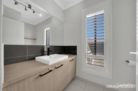 Property photo of 8 Willowbank Circuit Thornhill Park VIC 3335