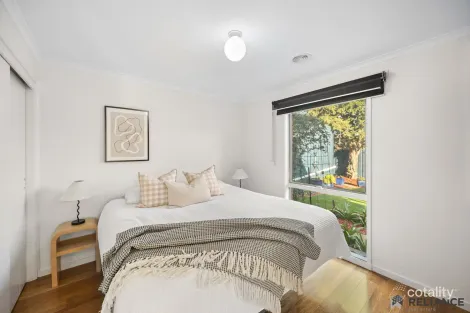 Property photo of 76 Yarcombe Crescent Craigieburn VIC 3064