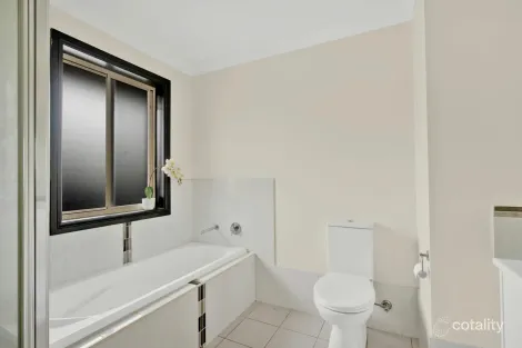 Property photo of 4 Glenshee Close Dubbo NSW 2830