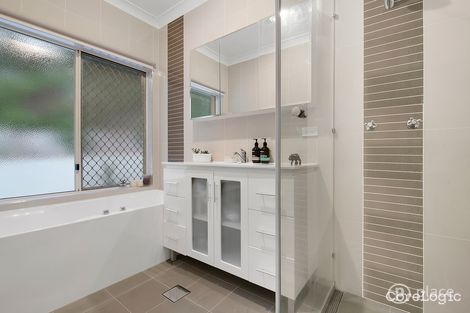 Property photo of 8 Summerfield Place Kenmore QLD 4069