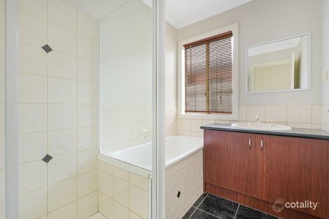 Property photo of 16 Wattlebird Court Narre Warren VIC 3805