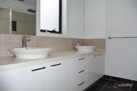 Property photo of 5 Saloon Circuit Clyde North VIC 3978